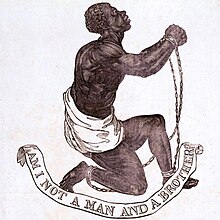 Dessin d'un esclave noir agenouillé et levant ses mains attachées et enchaînées. Sous lui, une bannière dit "Am I Not a Man and a Brother?"