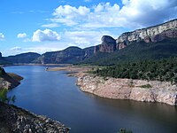 Vue panoramique du lac en septembre 2005, avec l'église de Sant Romà de Sau