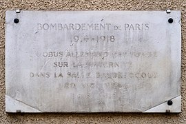 Plaque aux no 119-125 rappelant un bombardement de la Première Guerre mondiale.