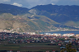 Die Ebene von Buçimas mit der Stadt Pogradec im Hintergrund