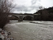 La Bléone sous les arches du pont de pierre à Malijai. C'est un torrent en crue