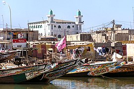 Mosquée et barques de pêcheurs sur la Langue de Barbarie