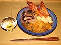 調理例　イイダコとクルマエビの鍋物（日本、味噌仕立て）