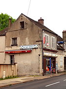 « Le Marigny », « bar tabac journaux » à Sens (Yonne), portant le nom de la marque de cigarette Marigny.