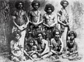 Gruppenbild der neun entführten Aborigines, Kukamuburra (2 v. r. unten), (2. Januar 1884)