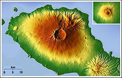 A Tambora térképe. A jobb fölső kis képen összehasonlításképpen a Vezúv mérete látható