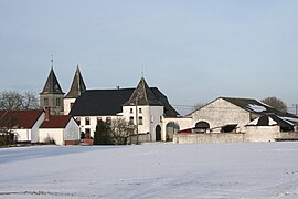 Le château de la Tour et l'église Saint-Martin depuis la rue Sainte-Rolende.