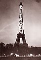 Photographie de la tour Eiffel arborant la publicité «Art Déco» imaginée par André Citroën en 1925.