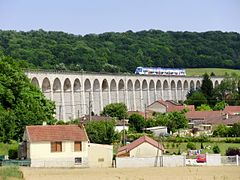 Viaduc de Longueville, avec une rame B 82500 pour Paris-Est.