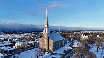 Vue aérienne de l'église Saint-Patrice de Rivière-du-Loup. (définition réelle 8 064 × 4 536)