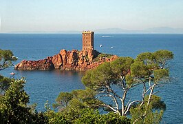 Vue d'ensemble d'une île surmontée d'une tour carrée, au milieu de la mer.