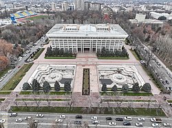 Das weiße Haus, im Hintergrund der Panfilow-Park und links das Dolen-Omurzakov-Stadion