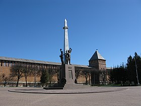 Площадь Победы. Обелиск Победы и Смоленская крепостная стена