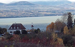 Phare-pilier, de la Pointe de la Prairie, vue sur la côte de Charlevoix, fleuve Saint-Laurent