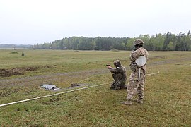 Французький танкіст виконує вогневу вправу з пістолетом