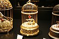 瑞士自動機和音樂盒博物館（英語：Musée d'automates et de boîtes à musique）展示的「鳥籠音樂盒」，為鳥鳴音樂盒的一種