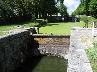 Écluse du Milieu de Grignon.