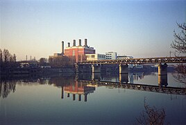 La centrale électrique de Gennevilliers et le pont de la voie ferrée de Paris-Saint-Lazare, vues depuis les quais d'Argenteuil en 1991.