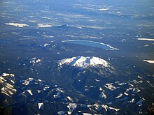 Vue aérienne du pic Diamond et du lac Crescent.