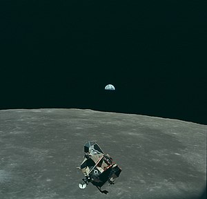 רכב הנחיתה הירחי של אפולו 11 לקראת עגינה חזרה עם מודול הפיקוד, לאחר נחיתה ושהות ראשונה מוצלחת על פני הירח ביולי 1969. בתמונה רואים את רכב הנחיתה הירחי מרחף מעל פני הירח, וברקע רואים חצי סהר של כדור הארץ.