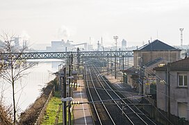 Vue d'ensemble de la gare, avec, sur la gauche, le canal de la Marne au Rhin.