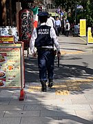 警棒を手に持ち巡回する警察官（2019年、東京・神保町。岐阜県警の応援）