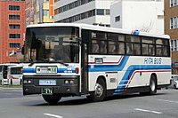 464 かつて日田バスも運行していた高速バス「とよのくに号」用の車両。塗色はかつての「とよのくに号」各社共通カラー。なおこの車両は「とよのくに号」撤退前に廃車となり末期は西鉄から移籍の車両で運行していた。