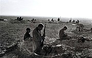מלחמת סיני: צנחנים ישראלים מתכוננים ללחימה לאחר הצניחה במעבר המיתלה שבחצי האי סיני, 1956
