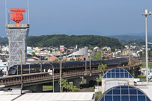 宮崎空港駅に入線する787系電車（2020年7月）