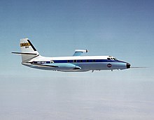 l'avion porte les emblèmes de la nasa. Sur son dos est monté un pylone au sommet de laquelle il y a une petite hélice.