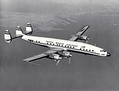 avion quadrimoteur à aile basse, trois dérives. Le fuselage a une forme spécifique, son diamètre n'est pas constant, donnant un peu une forme de poisson.