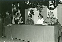 טקס סיום מחזור י' של המכללה לביטחון לאומי, 1983. מימין לשמאל: הרמטכ"ל רב-אלוף משה לוי, שר הביטחון משה ארנס, מפקד המכללות אלוף יעקב אבן ונציג המסיימים אל"ם אפרים לפיד מחזיר ברכות.