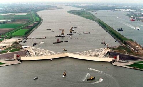 Portes secteur du barrage Maeslantkering.