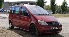 Photo d'une voiture de couleur rouge ambre.