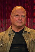 Michael Chiklis interprète Victor « Vic » Mackey.