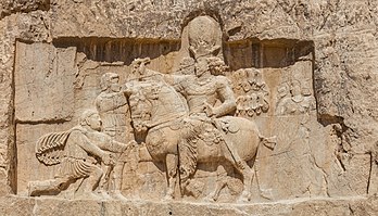 Un des bas-reliefs de Naqsh-e Rostam, représentant le triomphe de Shapur Ier sur Valérien en 260. (définition réelle 7 911 × 4 313)