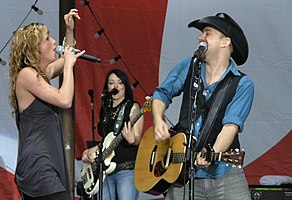 Sugarland performing in 2007