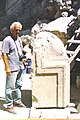 הארכאולוג הישראלי רוני רייך בחפירות ברחוב ההרודיאני ליד קשת רובינסון בשנת 1996