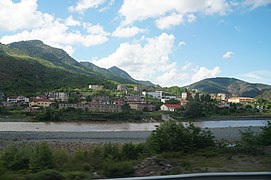 Vue de la ville depuis la rive opposée de la rivière Fan