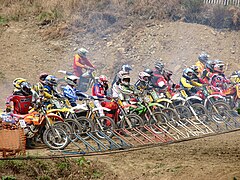 Le départ de la première manche de motocross anciennes le 15 août 2007.