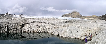 Lac près de la cabane de Prarochet ; au fond on aperçoit le glacier.