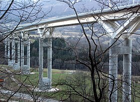 Le viaduc vu depuis la route montant à Sinard, en mars 2008.