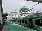 東日本大震災後の亘理駅構内。1番線ホームが仮設拡幅され、列車は中線で発着していた。（2011年10月）