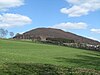 Blick von Südwesten zum Wilzenberg mit einigen Häusern des Schmallenberger Ortsteils Grafschaft