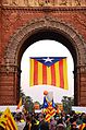 Estelada gigante no Arco do Triunfo de Barcelona