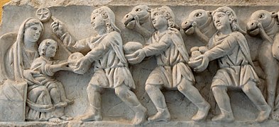 Vierge à l'Enfant sur un trône et Rois mages avec le bonnet phrygien, sarcophage provenant des catacombes de Sainte-Agnès à Rome (IVe siècle), musée Pio Cristiano.