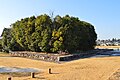 講堂跡 左奥に金堂跡（現国分寺本堂）。