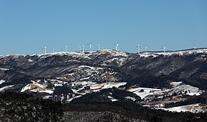 평창의 알펜시아 리조트와 풍력 터빈