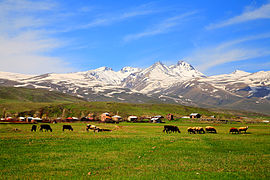 Una vista del Monte Aragáts desde el poblado de Aragatsotn - Armenia