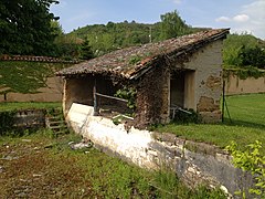 Petit lavoir au bord du bassin situé en haut du parc.